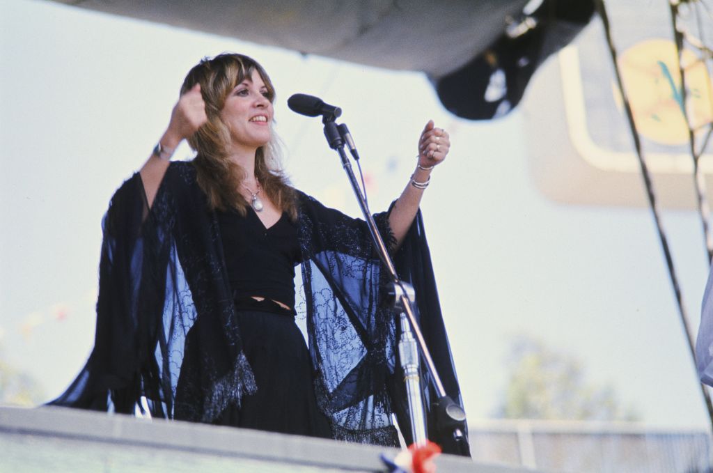 Stevie Nicks Fashion Secrets: Recreate Her Best Looks (Easy Guide to Bohemian Chic and Stage Style)