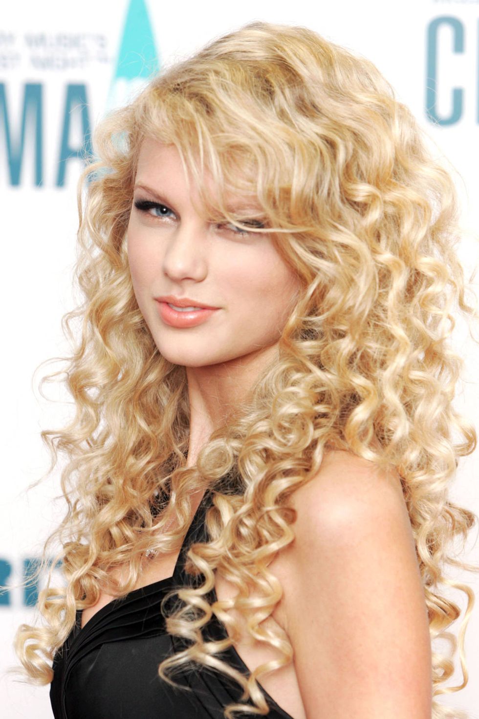 Taylor Swift Hairstyles Through the Years (Her Best Hair Moments)