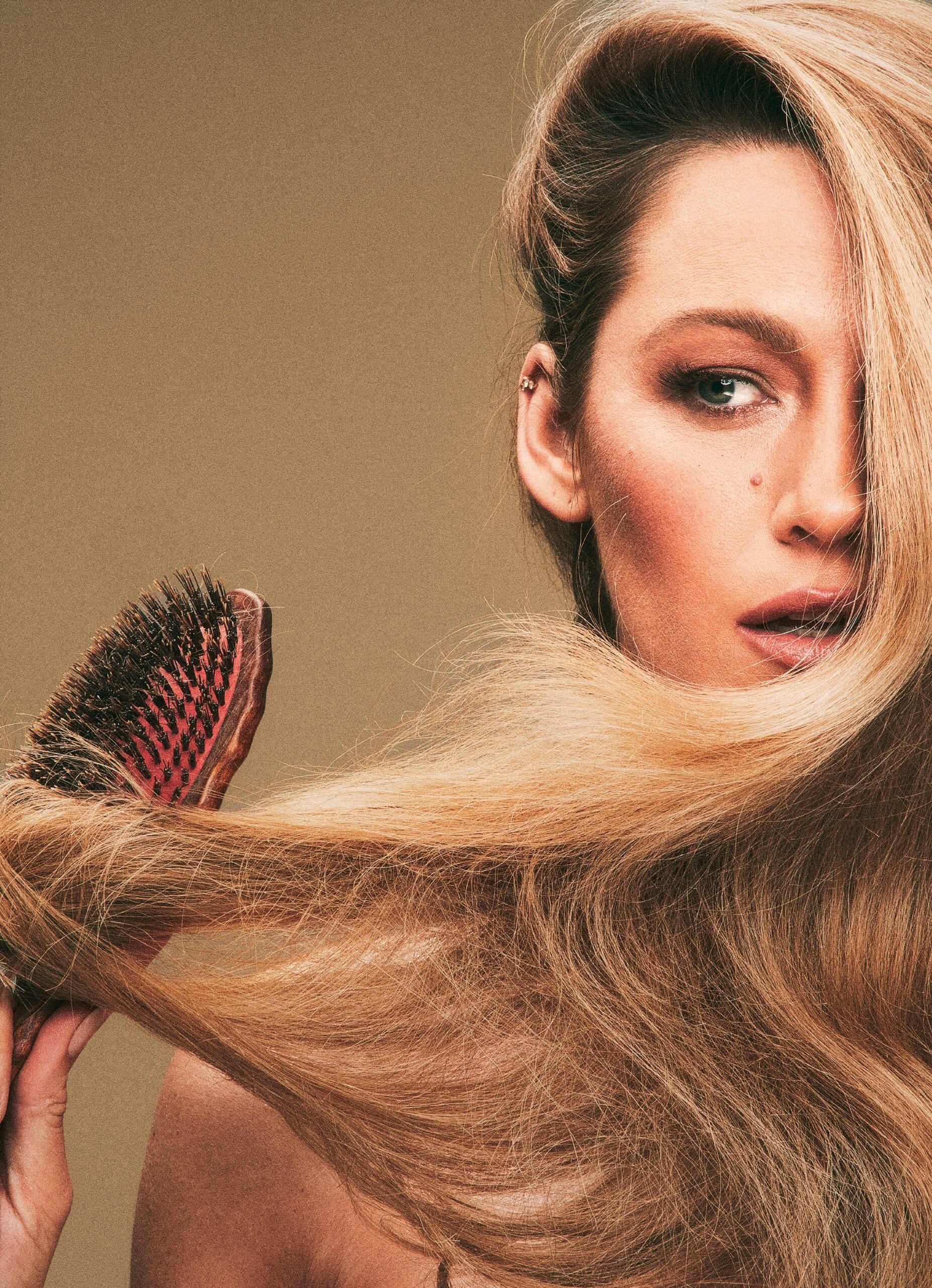 Blake Lively Natural Hair: How She Keeps Her Curls Looking Amazing(Get the inside scoop on her hair care routine)