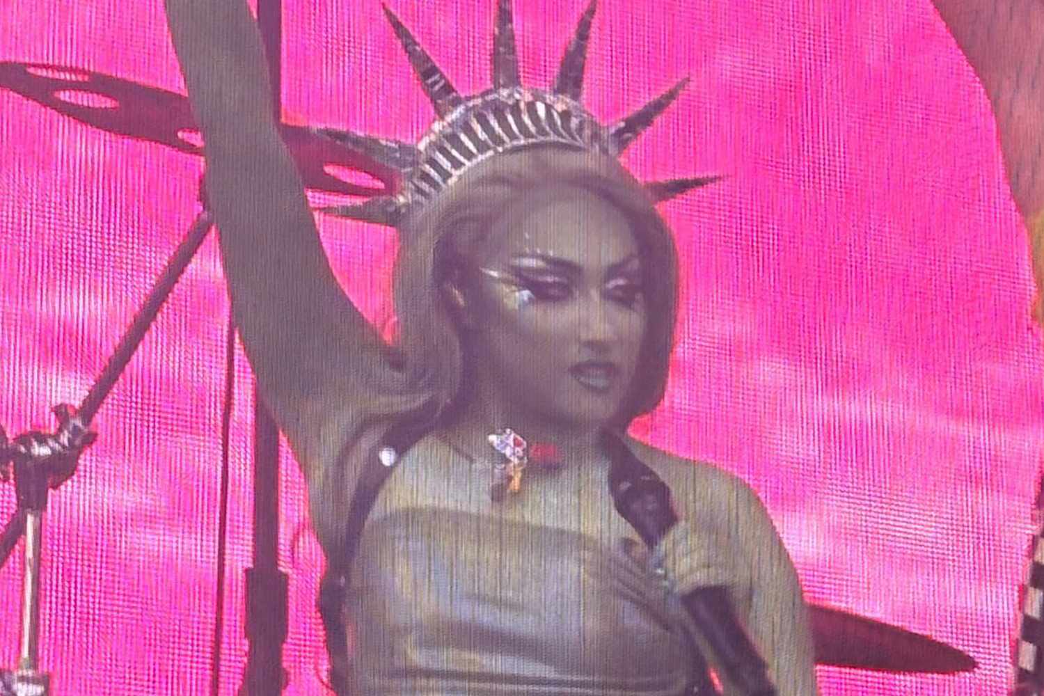 Statue of Liberty in Chappell Roans Music: Fact or Fiction? (Heres What We Know)
