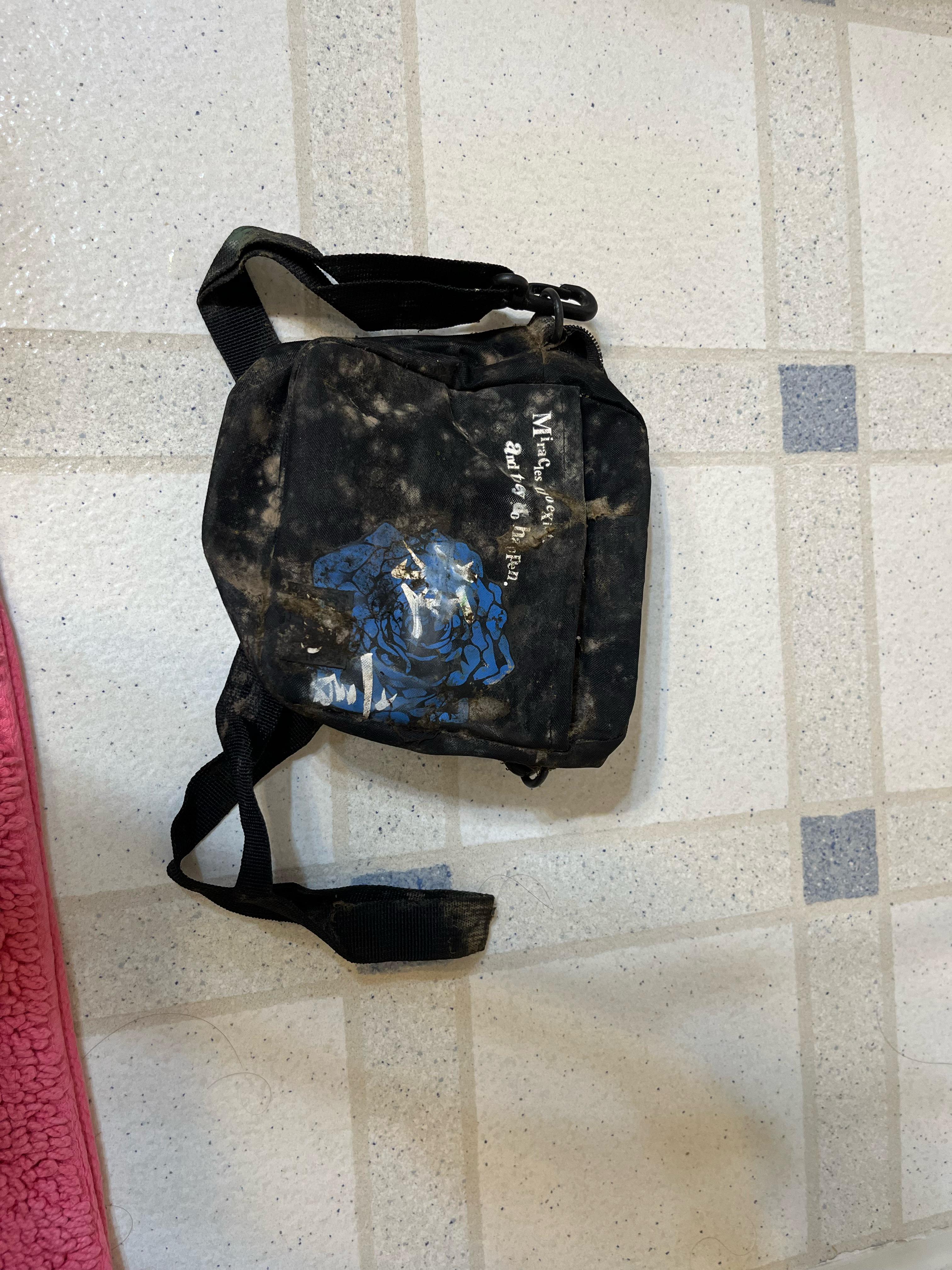 Is your bag moldy? Learn to remove mold and keep your bag fresh effectively.