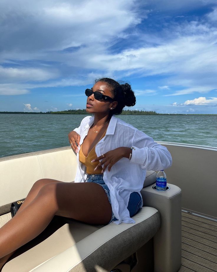 Cute Boat Day Outfit: How to Dress for a Boating Trip