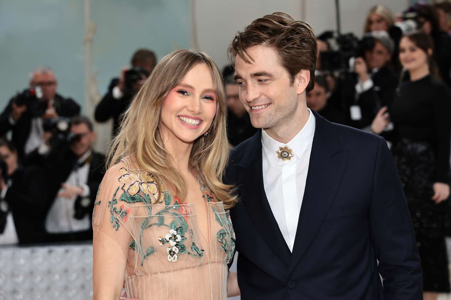 Suki Waterhouse and Robert Pattinson: How Did They Meet? Discover the Story Behind This Famous Couple!