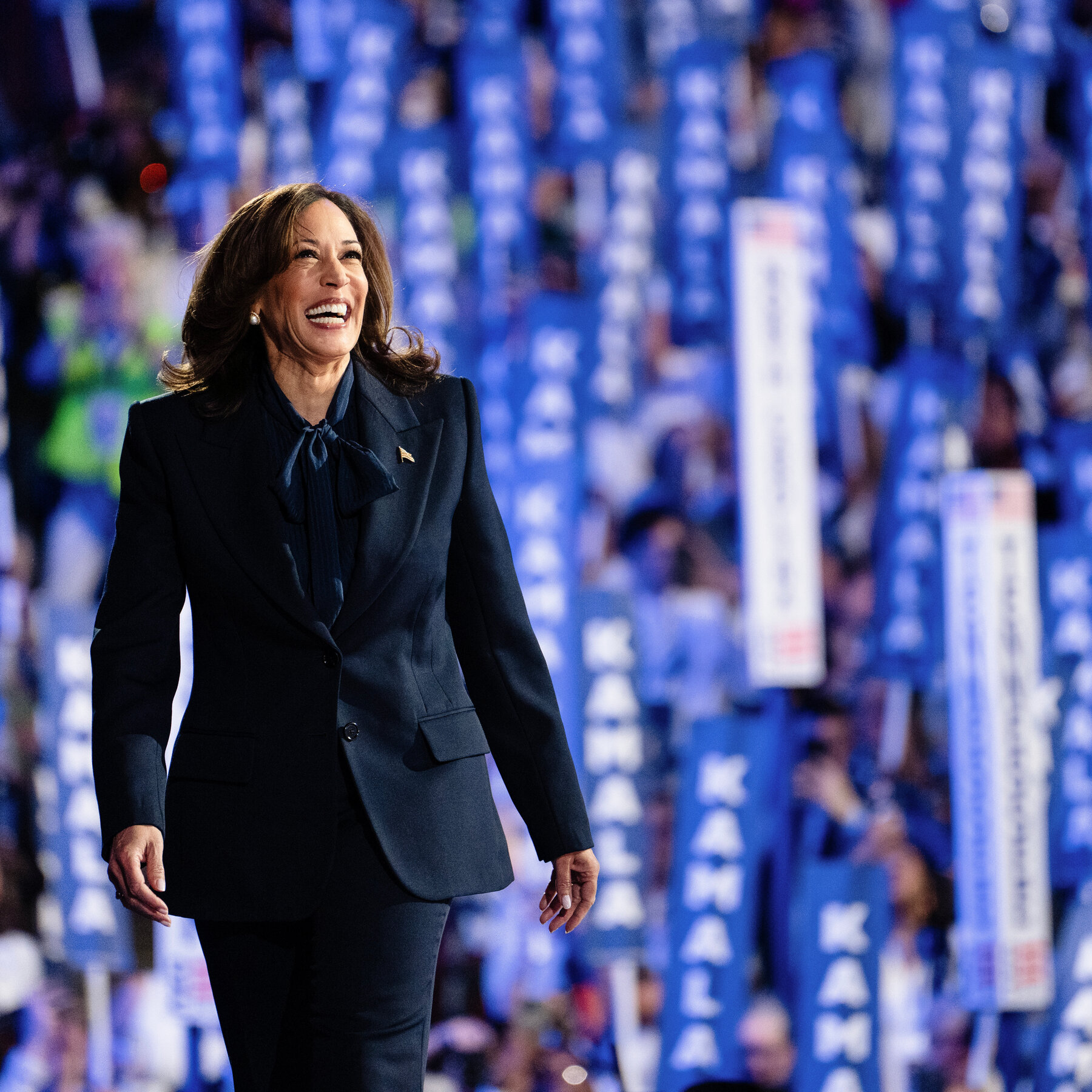 Kamala Harris Suits Style: Whats Her Secret to Looking Sharp?